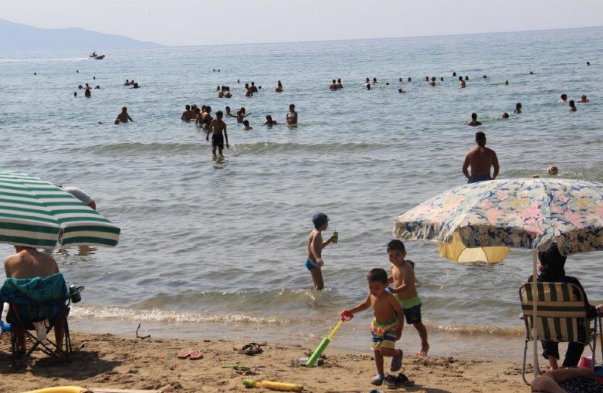 Aydın'da sıcak havayı görenler denize akın etti