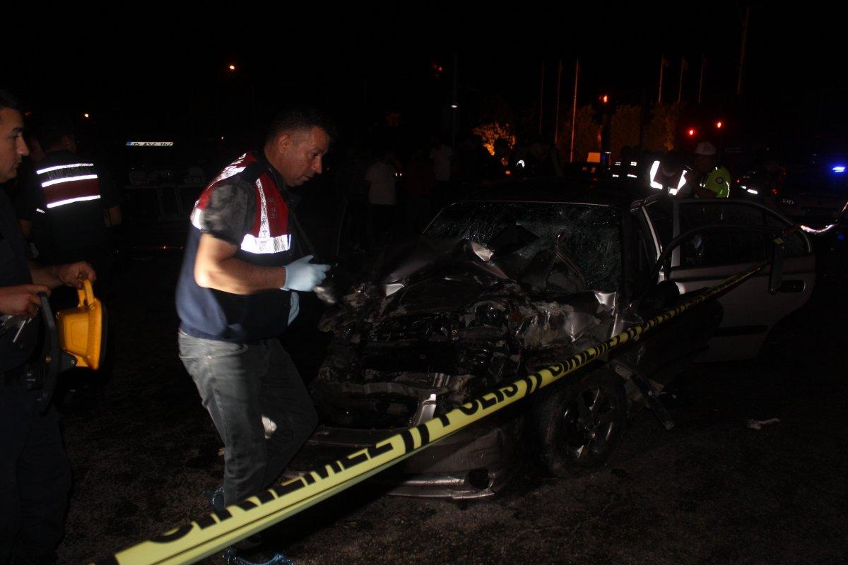 Manisa’da iki otomobil kavşakta çarpıştı