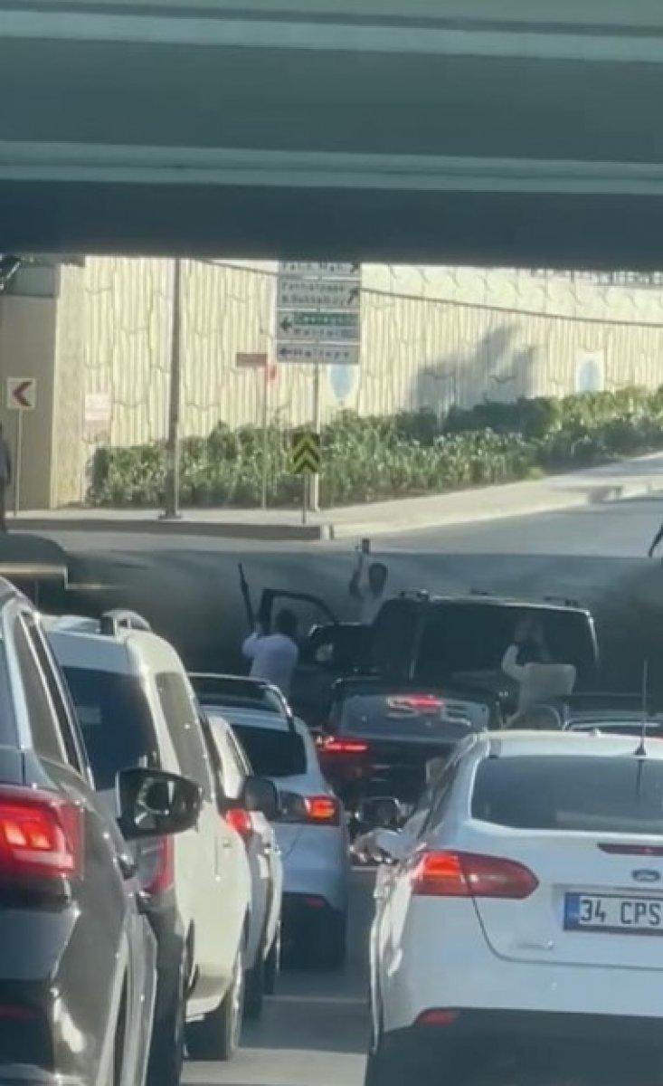 Sancaktepe'de düğün konvoyunda havaya ateş açan mangadalara suçüstü