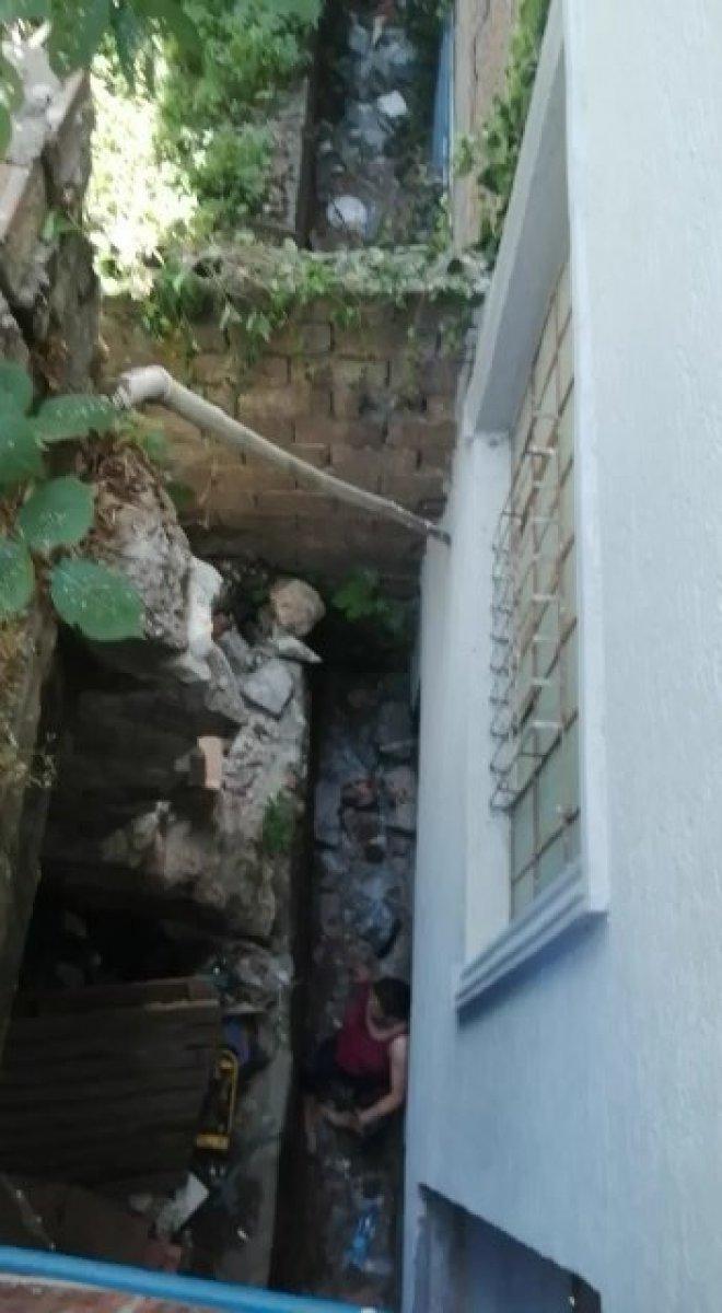 Bursa'da apartman boşluğuna düşen kadını itfaiye çıkardı