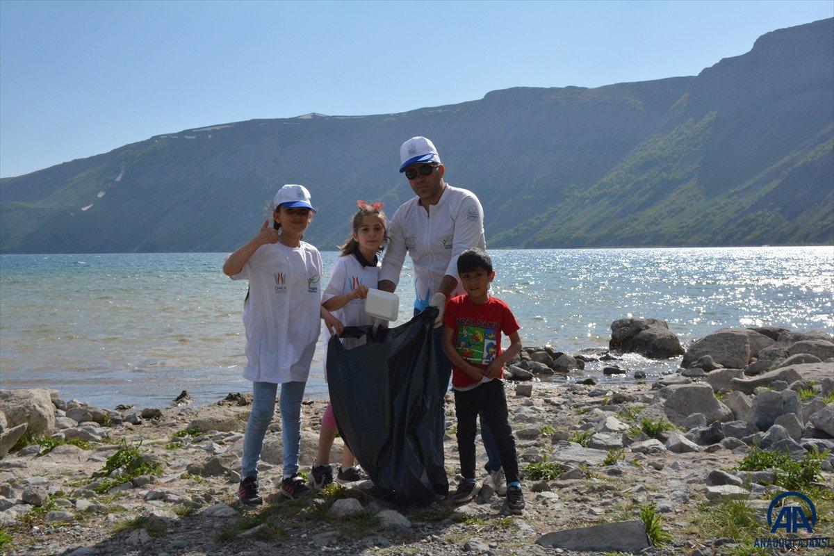 Doğaseverler Nemrut Krater Gölü çevresinde temizlik yaptı