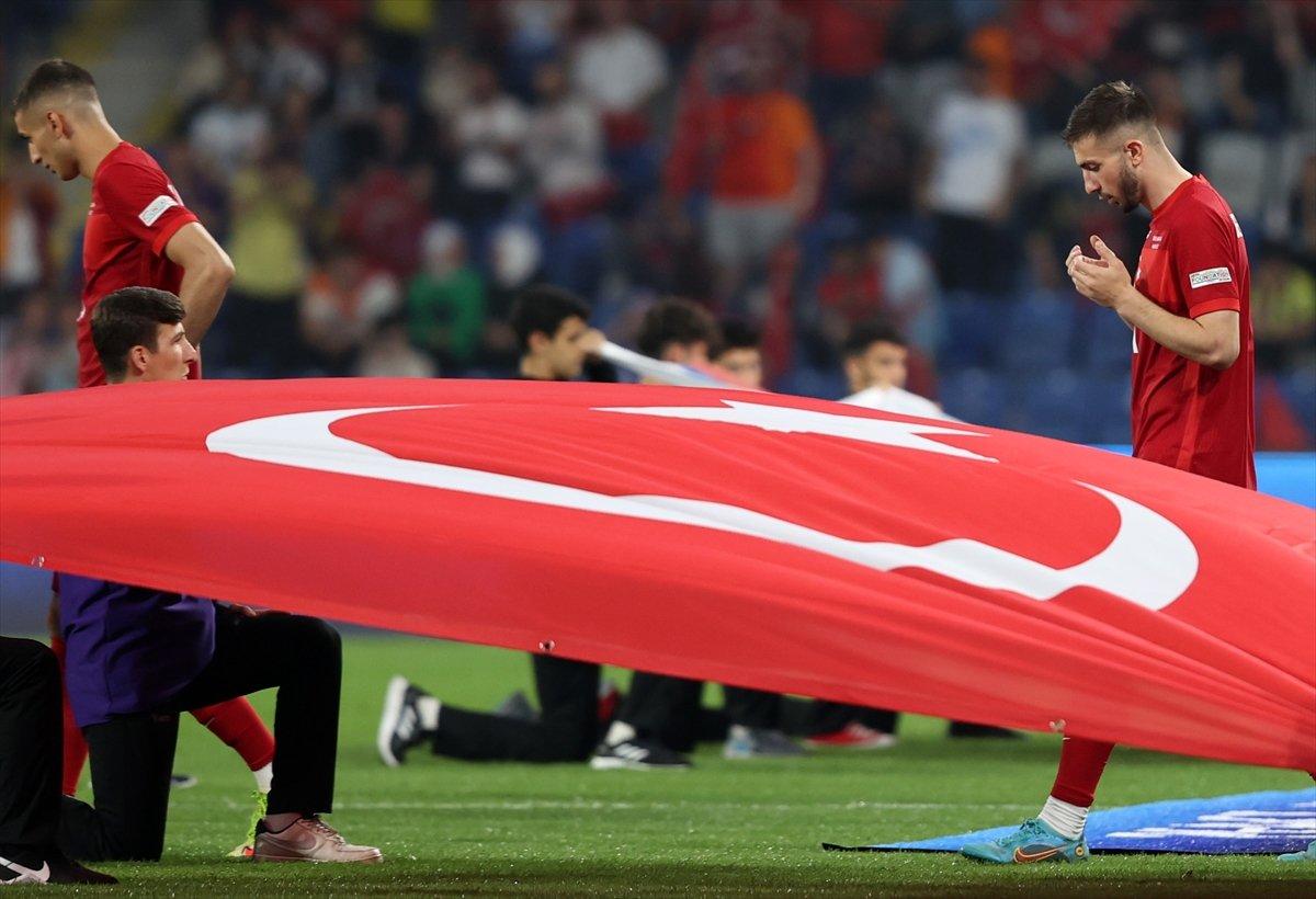 Türkiye - Faroe Adaları maçında tribünlerden dostluk görüntüleri