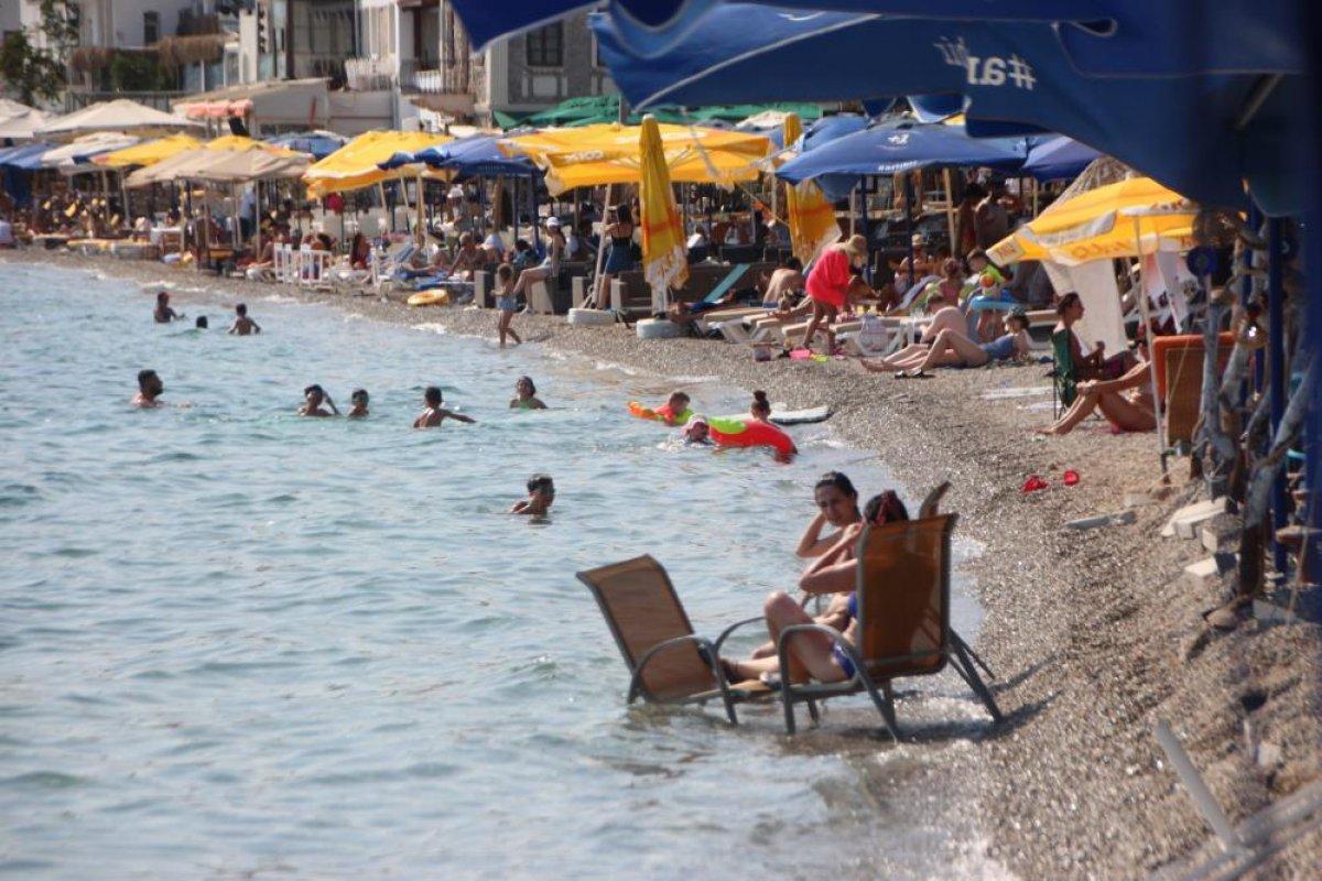 Bodrum'da sıcağı gören, soluğu denizde aldı