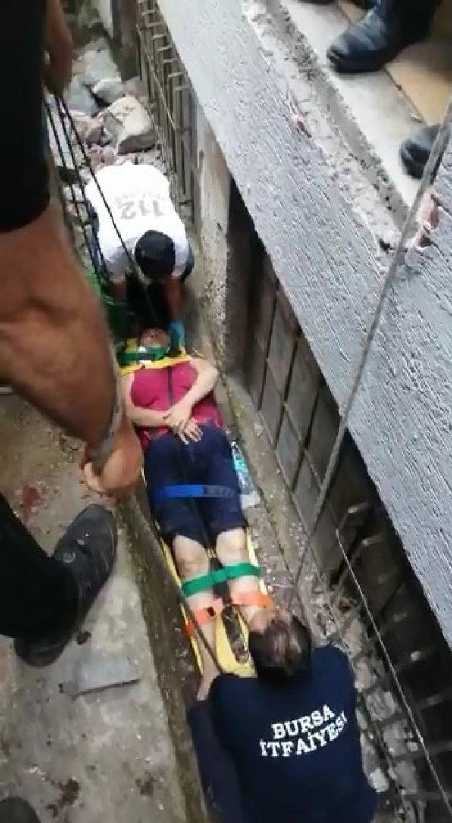 Bursa'da apartman boşluğuna düşen kadını itfaiye çıkardı