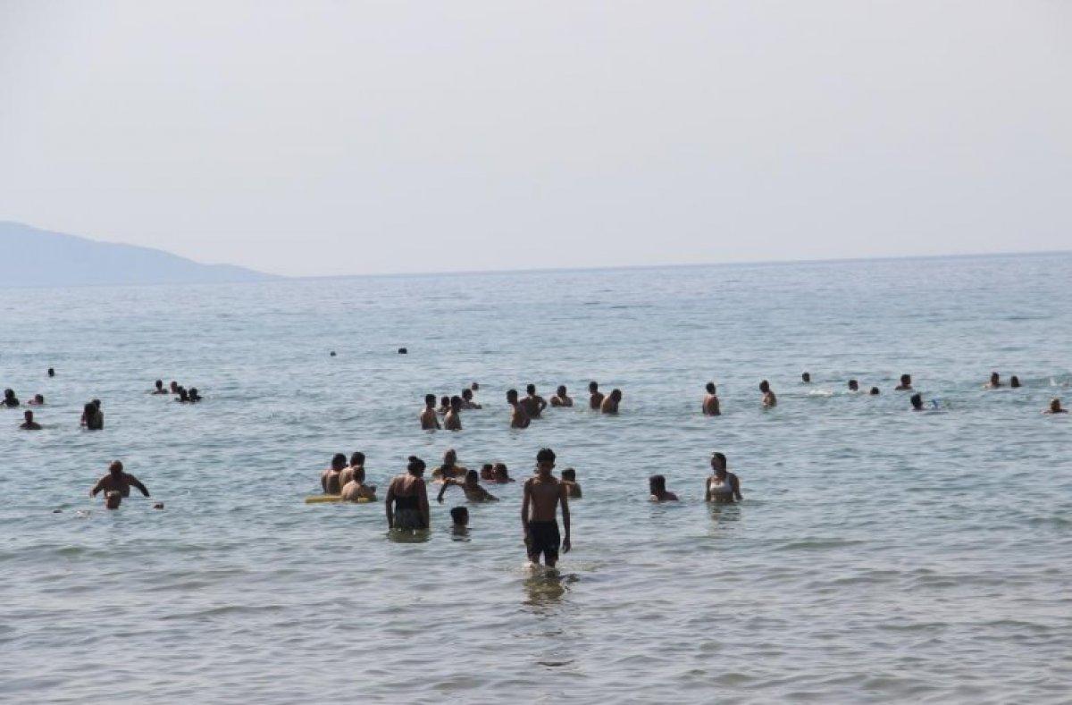 Aydın'da sıcak havayı görenler denize akın etti