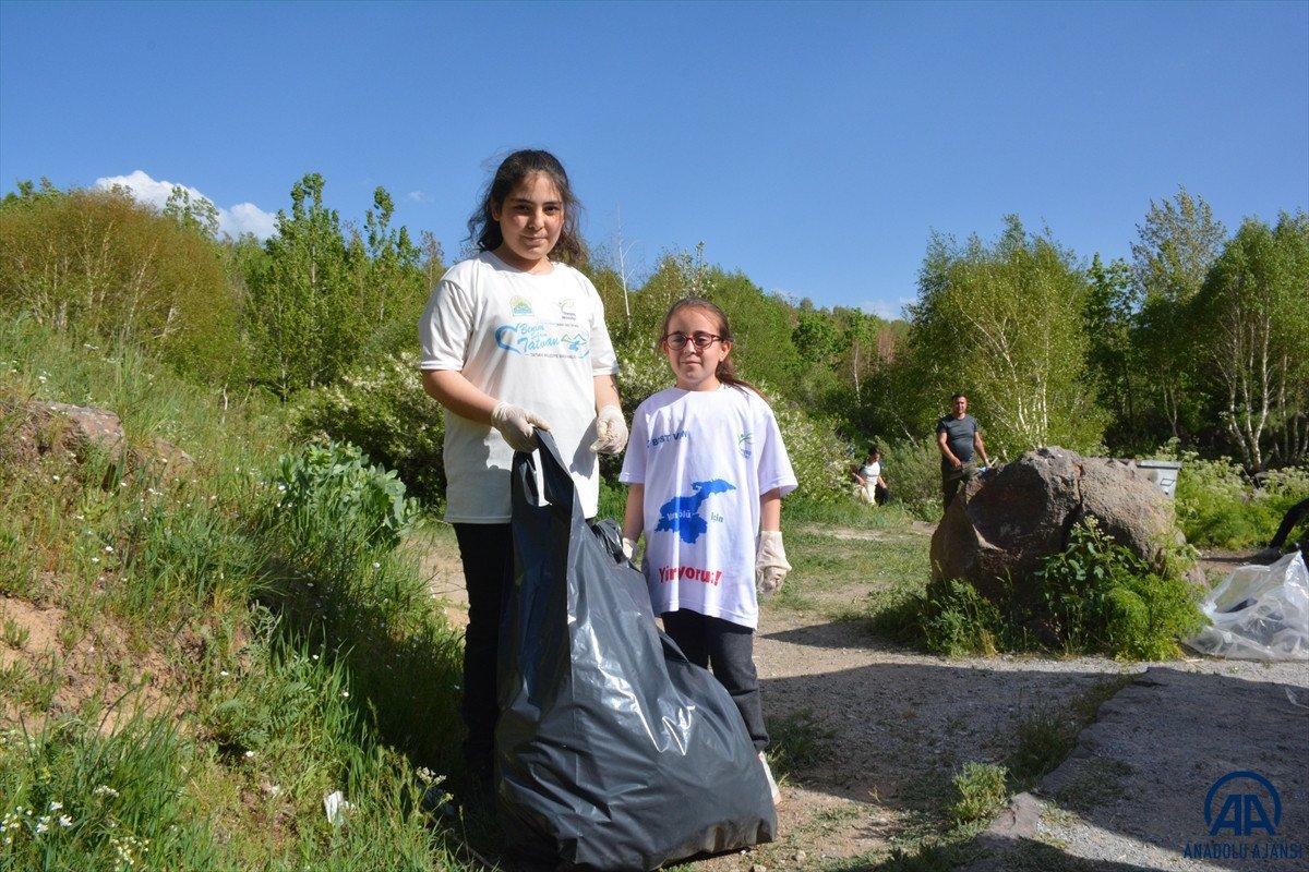 Doğaseverler Nemrut Krater Gölü çevresinde temizlik yaptı