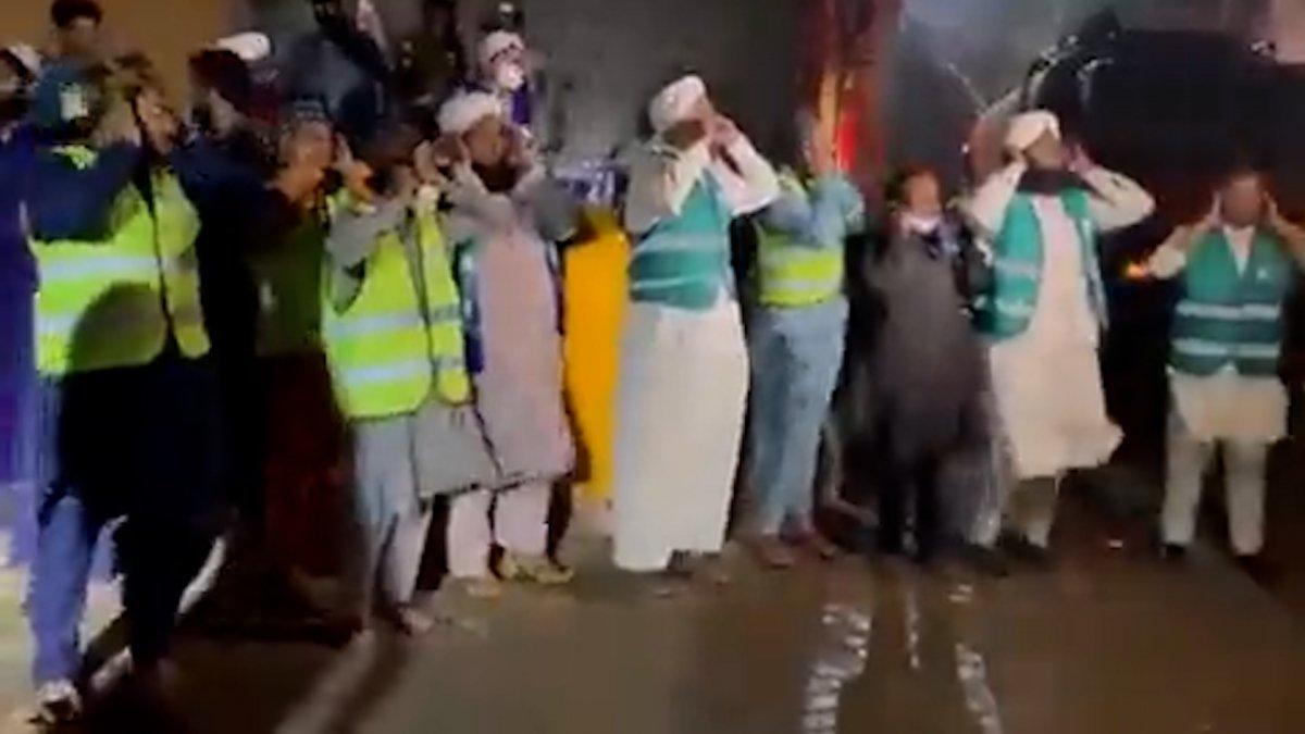 Pakistan'da yangın çıkan marketi ezan okuyarak söndürmeye çalıştılar