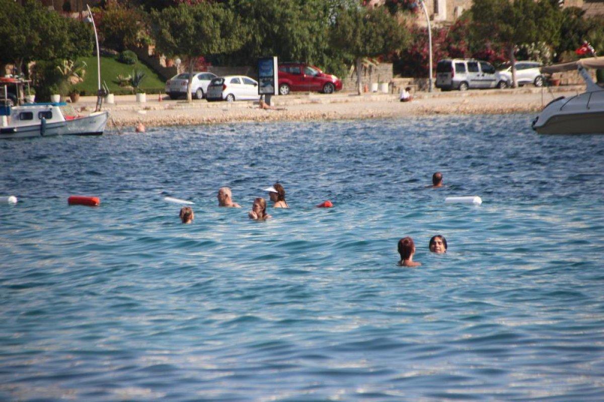 Bodrum'da sıcağı gören, soluğu denizde aldı