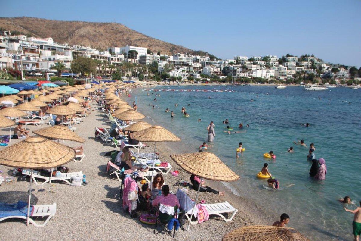 Bodrum'da sıcağı gören, soluğu denizde aldı