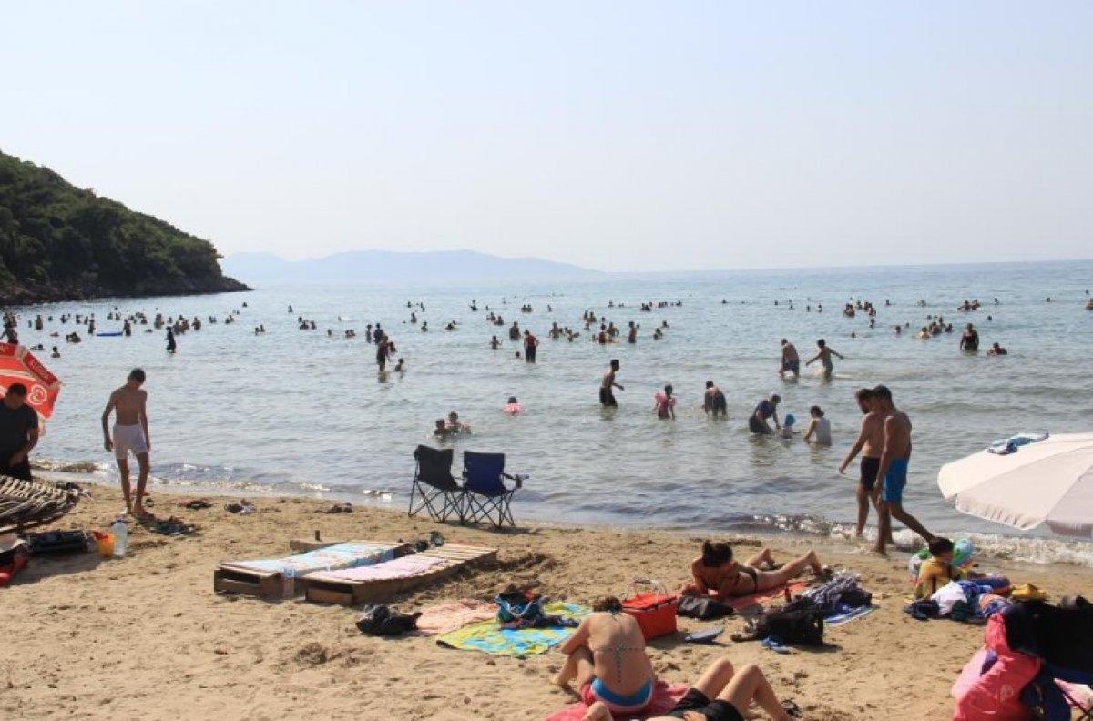 Aydın'da sıcak havayı görenler denize akın etti