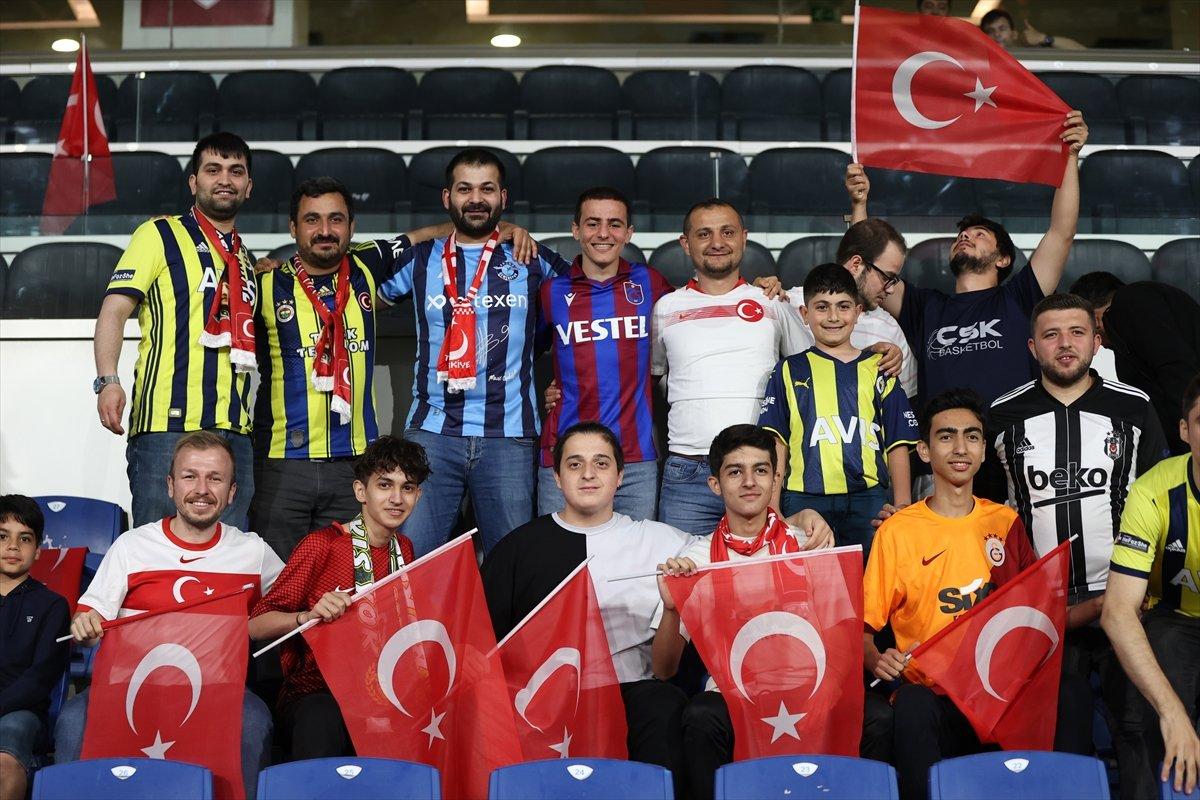 Türkiye - Faroe Adaları maçında tribünlerden dostluk görüntüleri