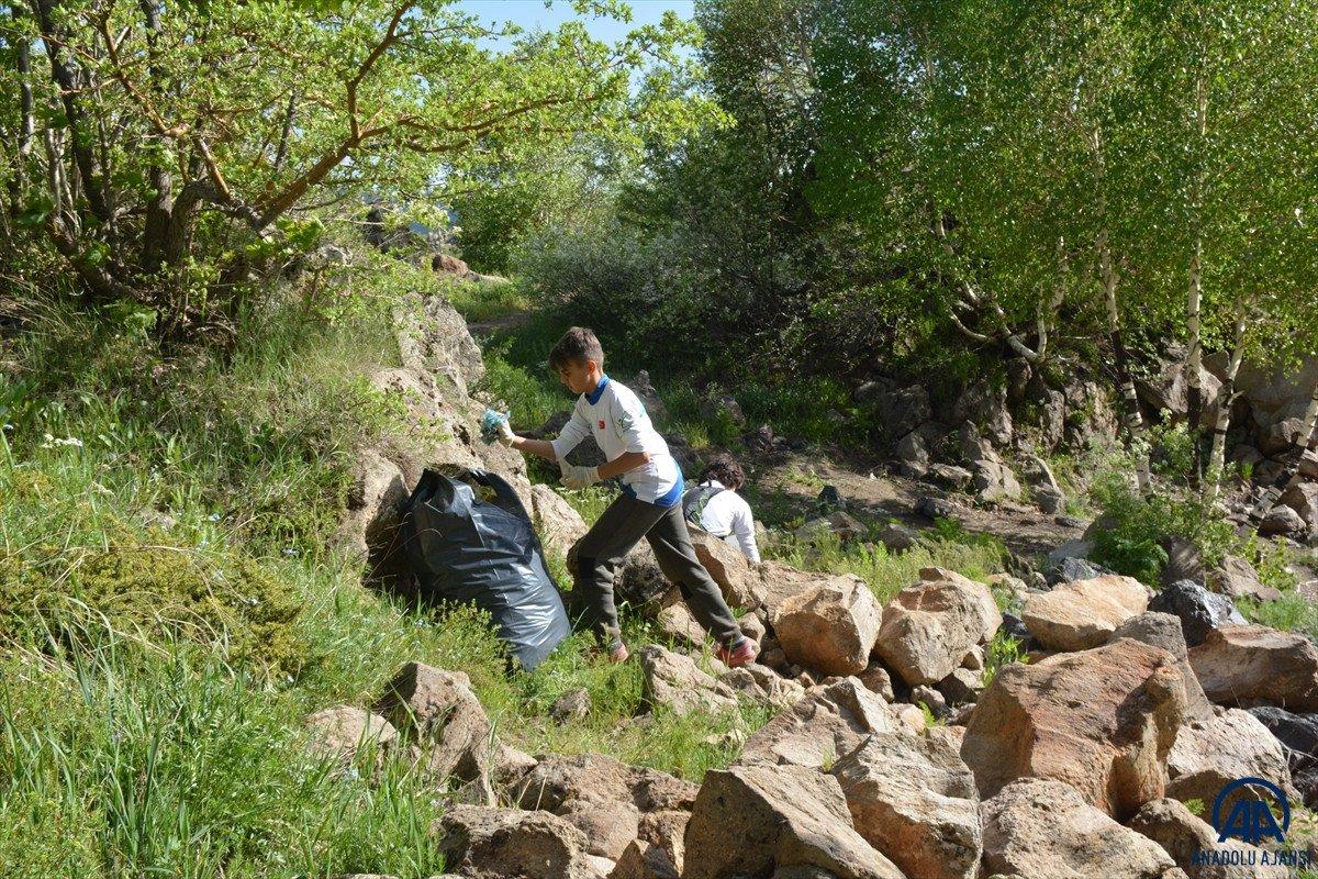 Doğaseverler Nemrut Krater Gölü çevresinde temizlik yaptı