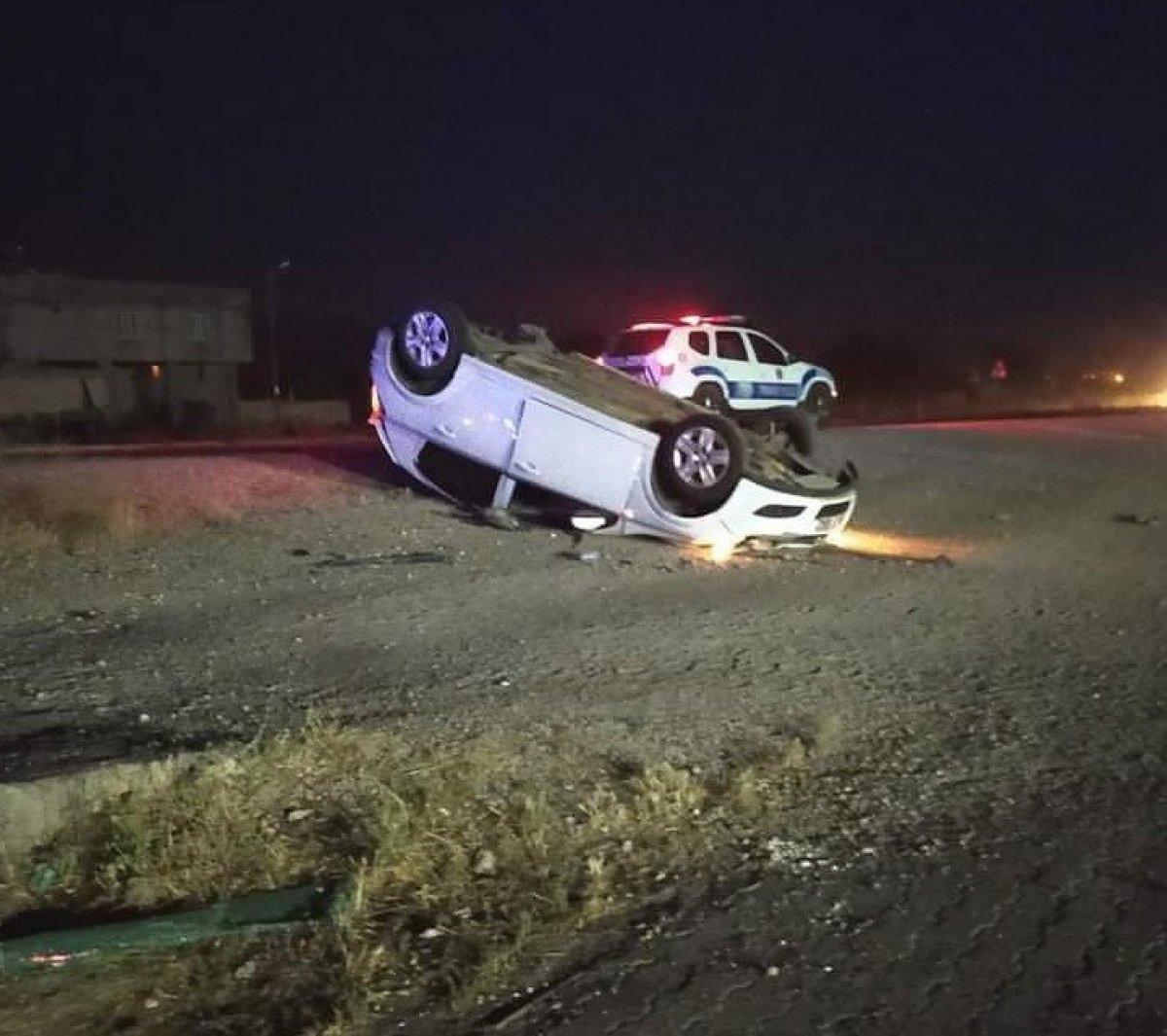 Adıyaman'da otomobil, aniden önüne köpek çıkınca takla attı