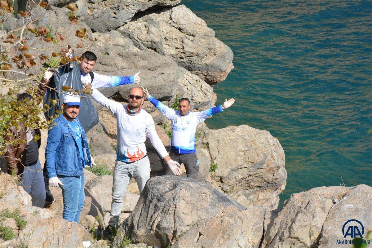 Doğaseverler Nemrut Krater Gölü çevresinde temizlik yaptı