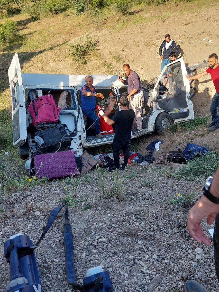 Siirt’te işçileri taşıyan minibüs uçuruma yuvarlandı