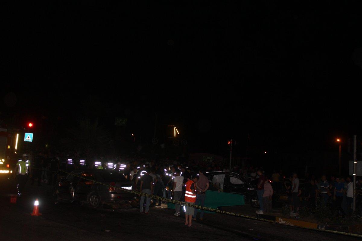 Manisa’da iki otomobil kavşakta çarpıştı