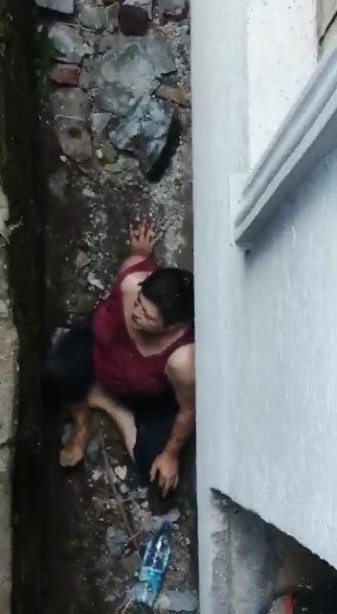 Bursa'da apartman boşluğuna düşen kadını itfaiye çıkardı