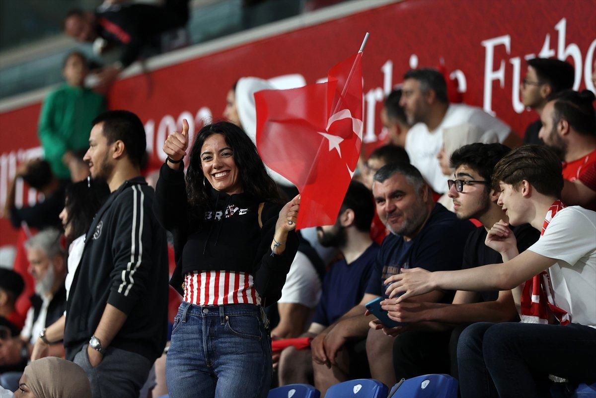 Türkiye - Faroe Adaları maçında tribünlerden dostluk görüntüleri