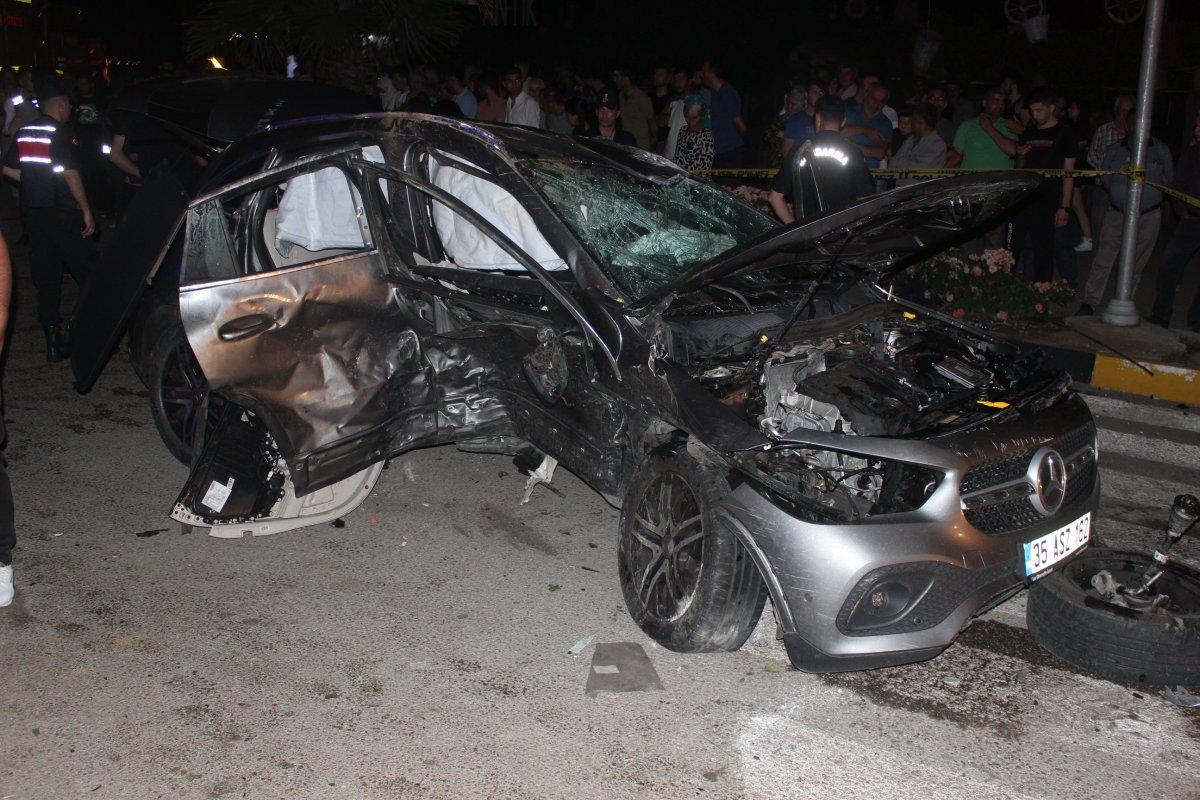 Manisa’da iki otomobil kavşakta çarpıştı