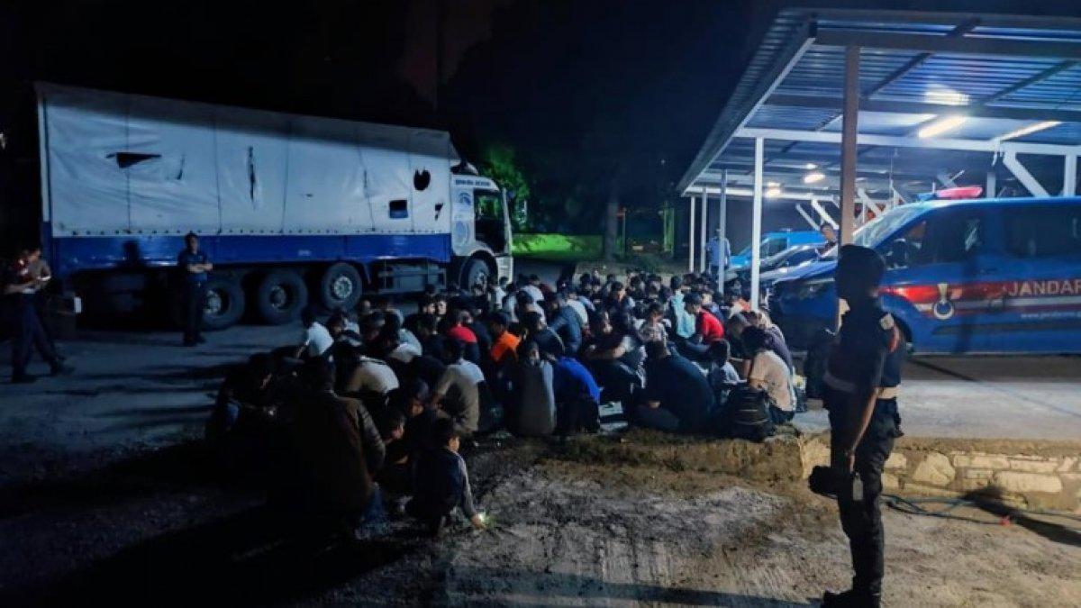 Muğla'da kamyonun kasasında 111 kaçak göçmen yakalandı
