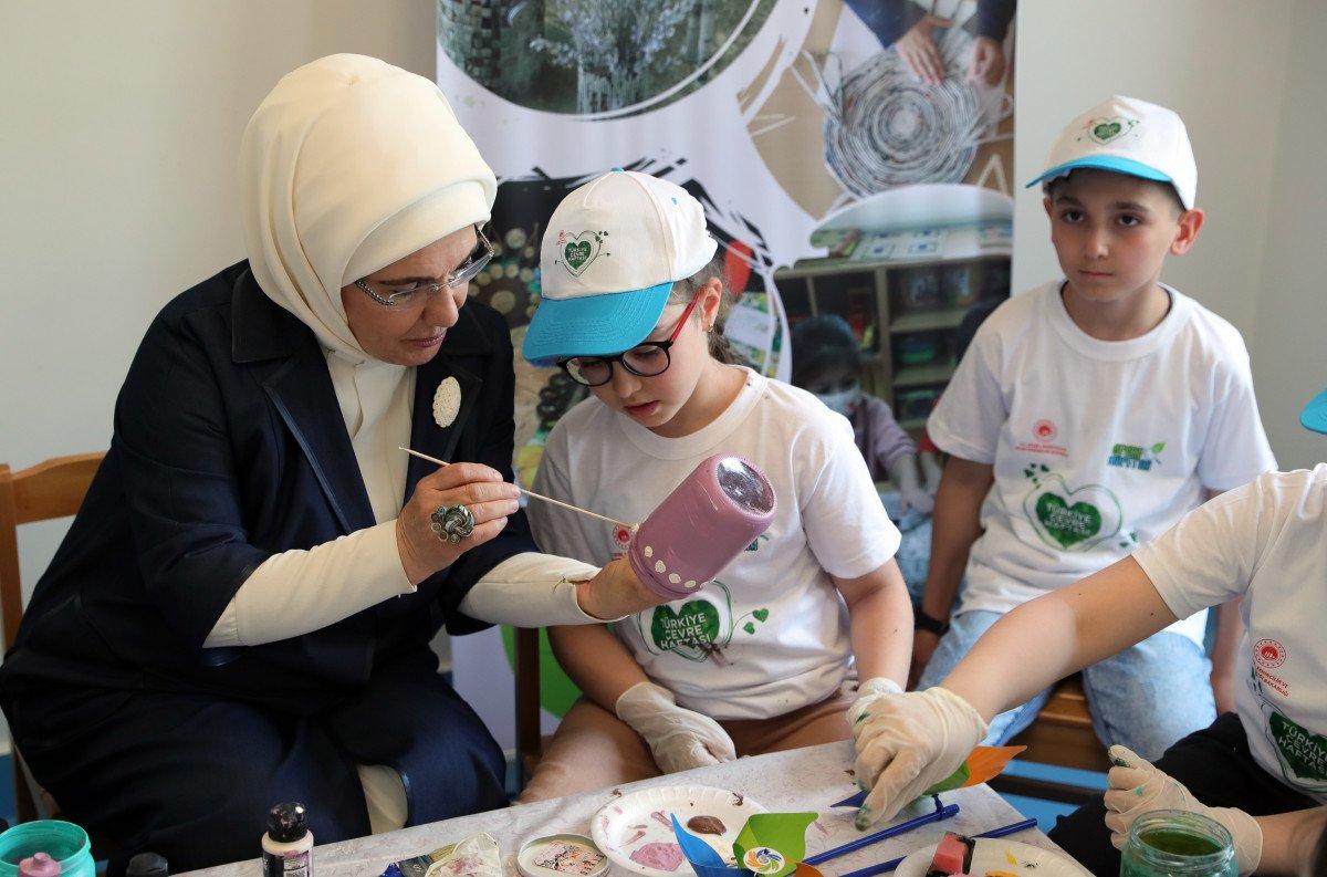 Emine Erdoğan, Kızılcahamam'da gençlerle çevre yürüyüşüne katıldı