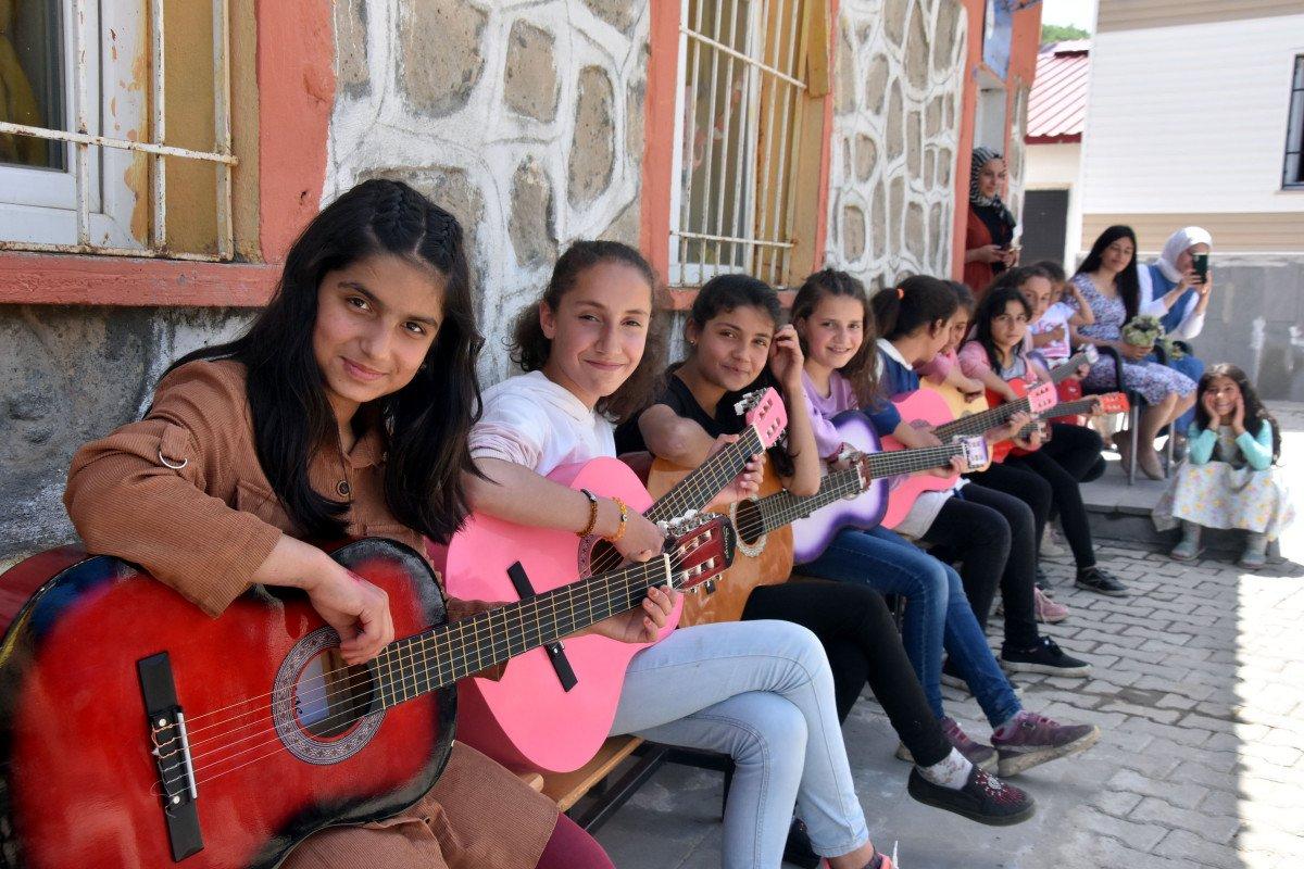 Bitlis'te gitar çalmayı öğrenen öğrenciler, konserler veriyor
