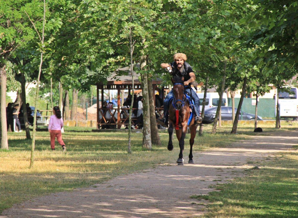 Kocaeli'de işe atıyla gidip geliyor