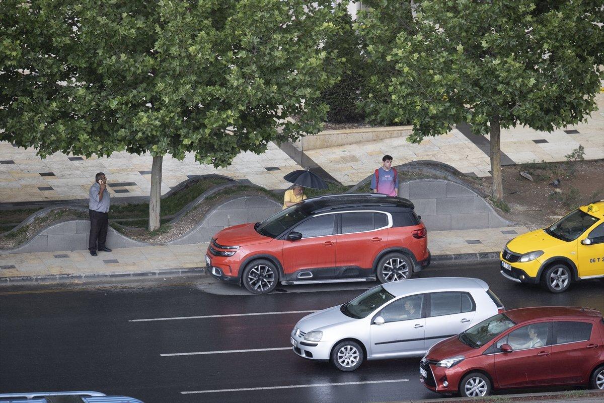 Ankara'da sağanak yağış etkisini gösterdi