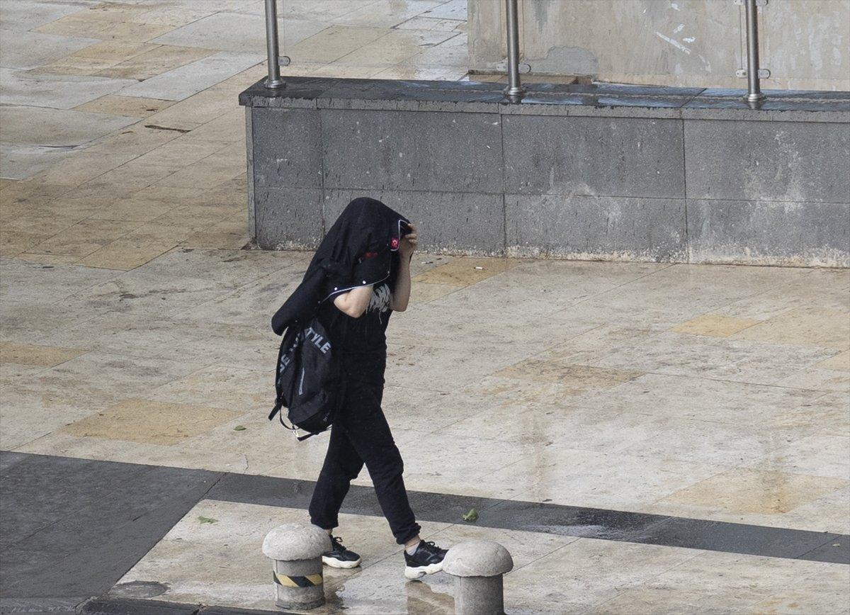 Ankara'da sağanak yağış etkisini gösterdi