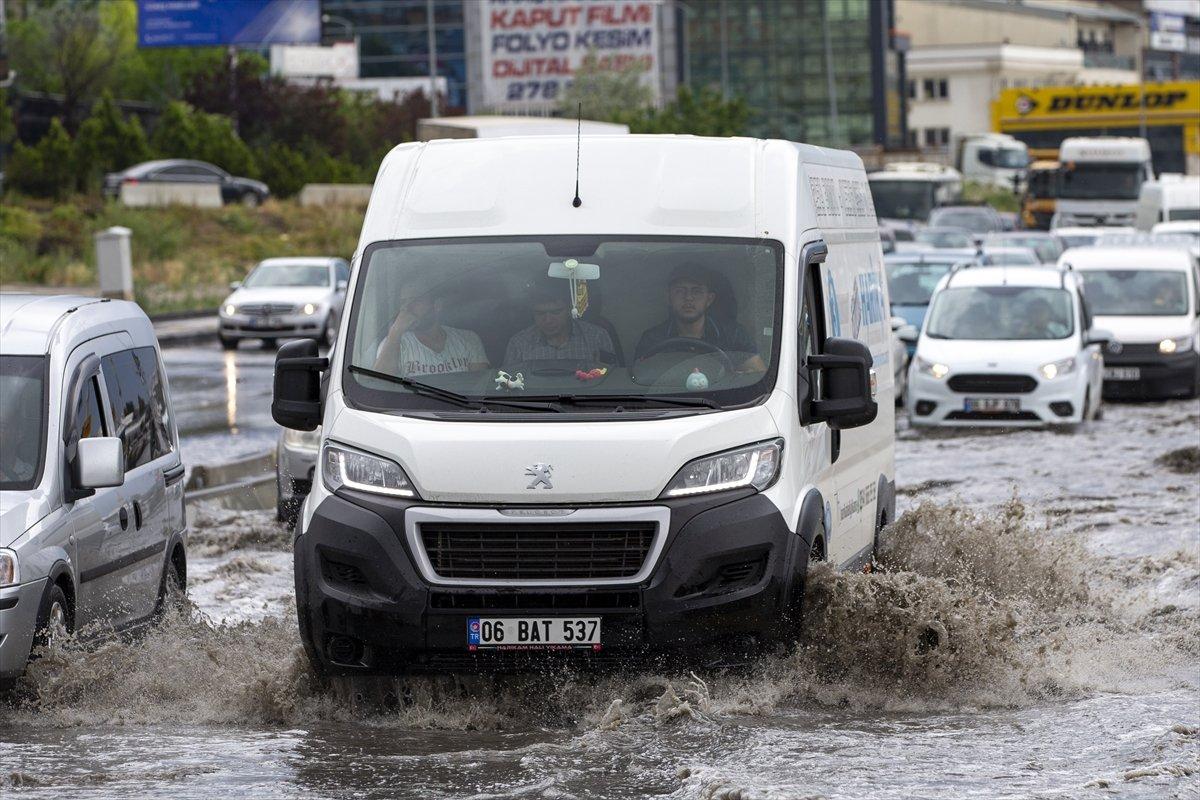 Ankara'da sağanak yağış etkisini gösterdi