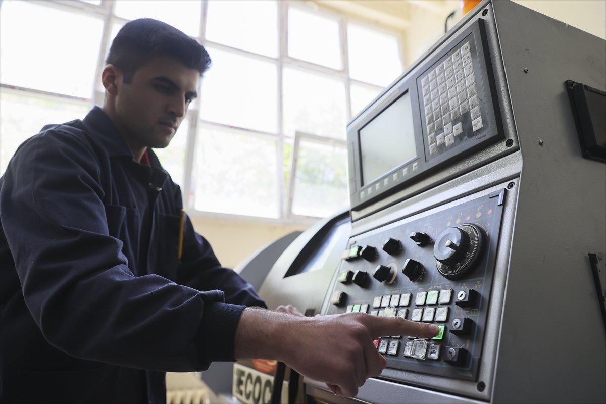Ankara'da meslek lisesi öğrencileri, Mehmetçik için robot parçası üretiyor