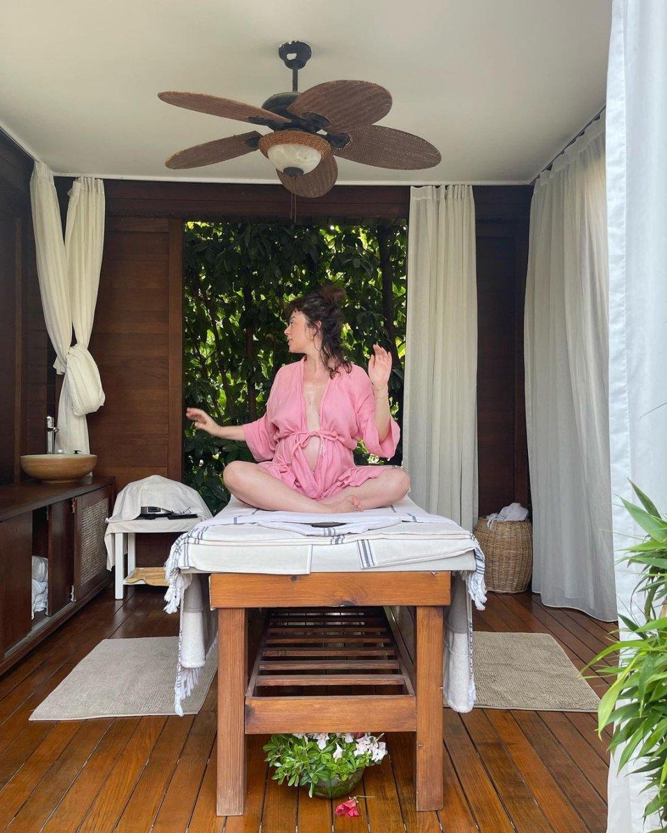 Demet Evgar'dan bornozlu paylaşım