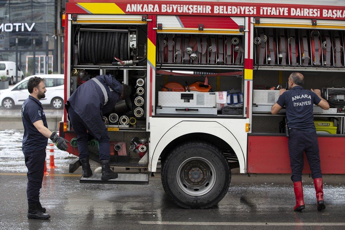Ankara'da sağanak yağış etkisini gösterdi