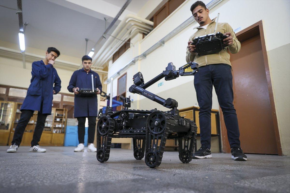 Ankara'da meslek lisesi öğrencileri, Mehmetçik için robot parçası üretiyor
