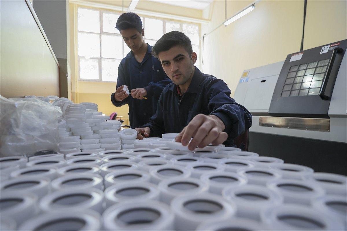 Ankara'da meslek lisesi öğrencileri, Mehmetçik için robot parçası üretiyor