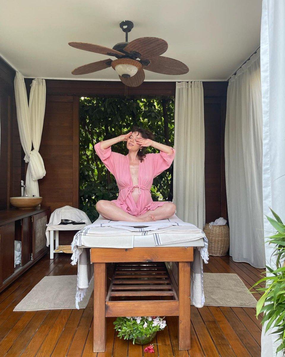 Demet Evgar'dan bornozlu paylaşım