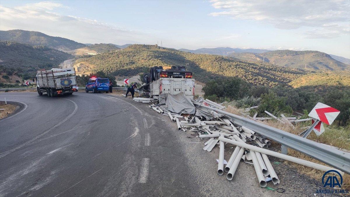 Çanakkale'de şarampole devrilen kamyonun sürücüsü öldü