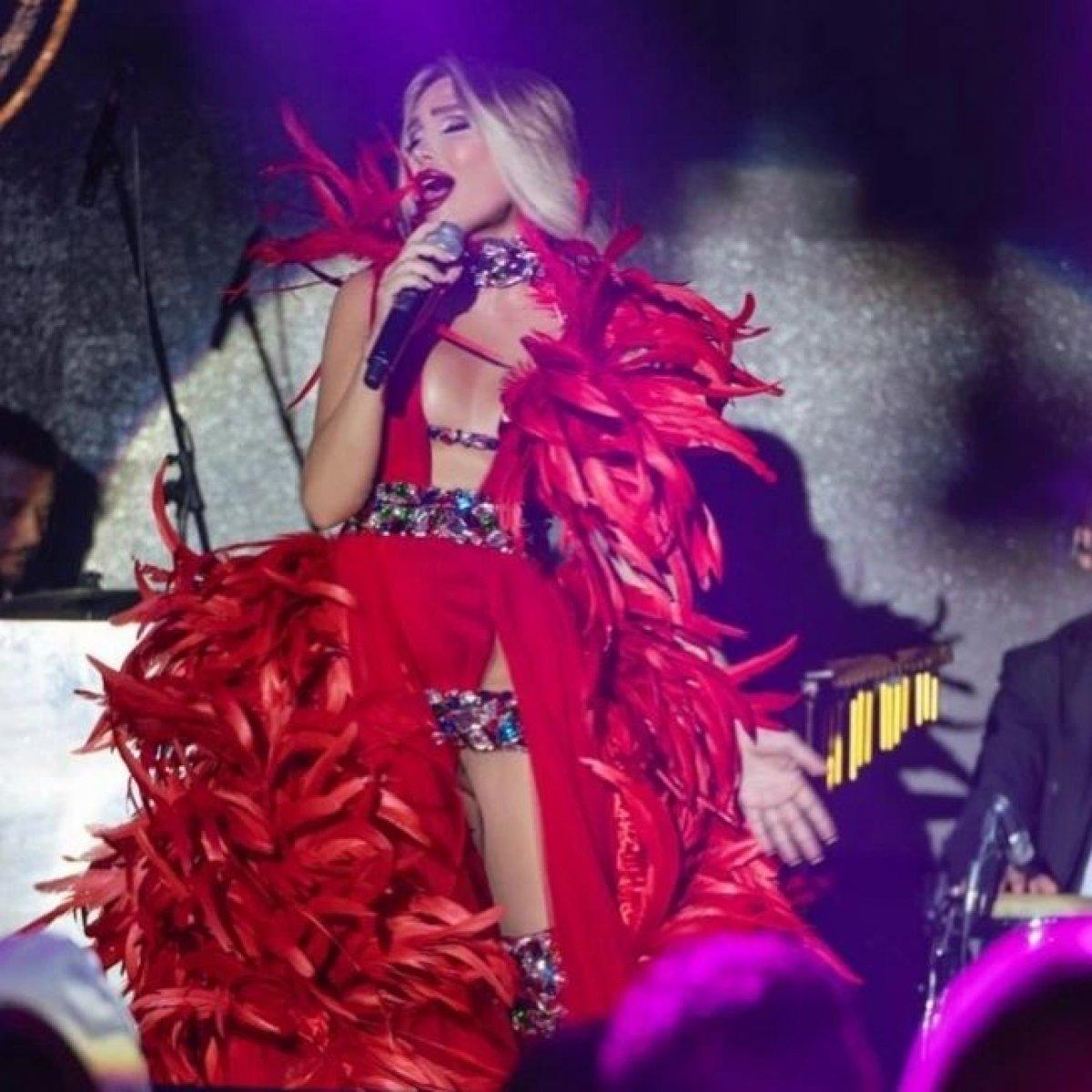 Seren Serengil'den dekolte şov