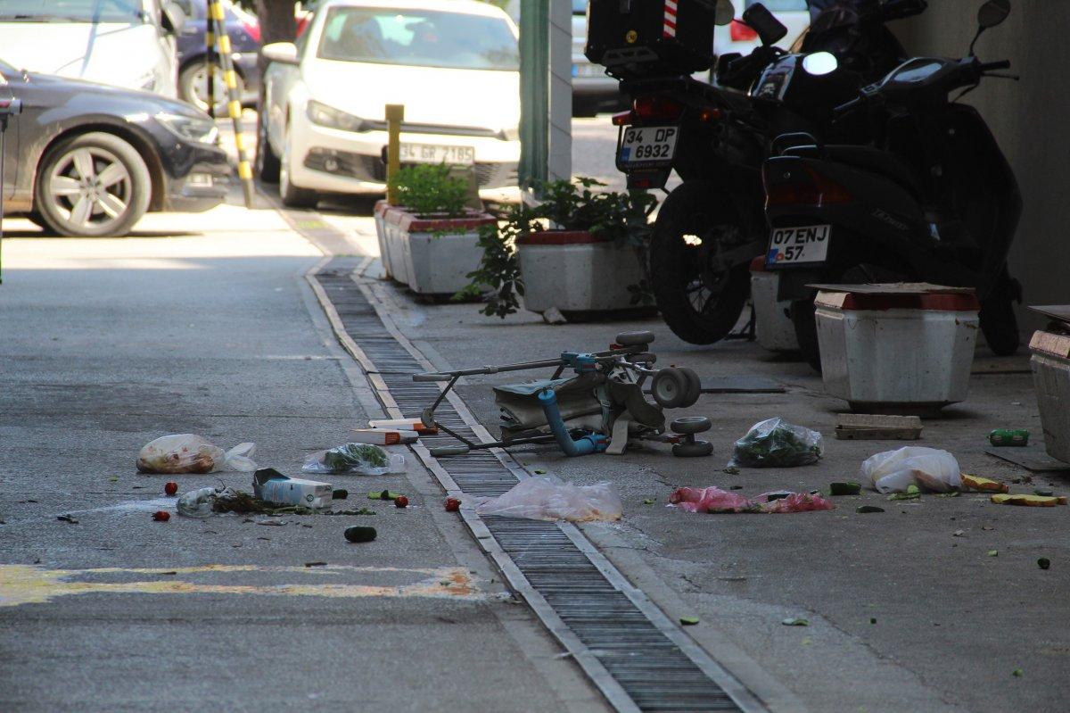 Antalya'da bir kadın, eşyalarını balkondan atıp ateş yaktı