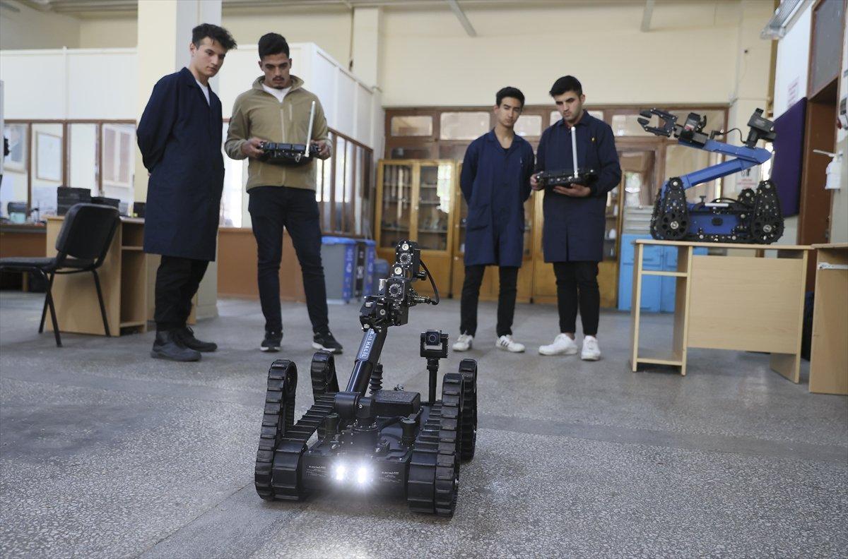 Ankara'da meslek lisesi öğrencileri, Mehmetçik için robot parçası üretiyor