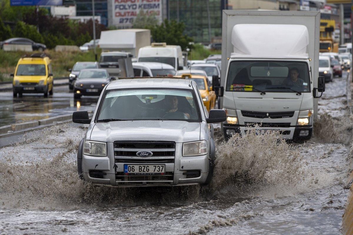 Ankara'da sağanak yağış etkisini gösterdi