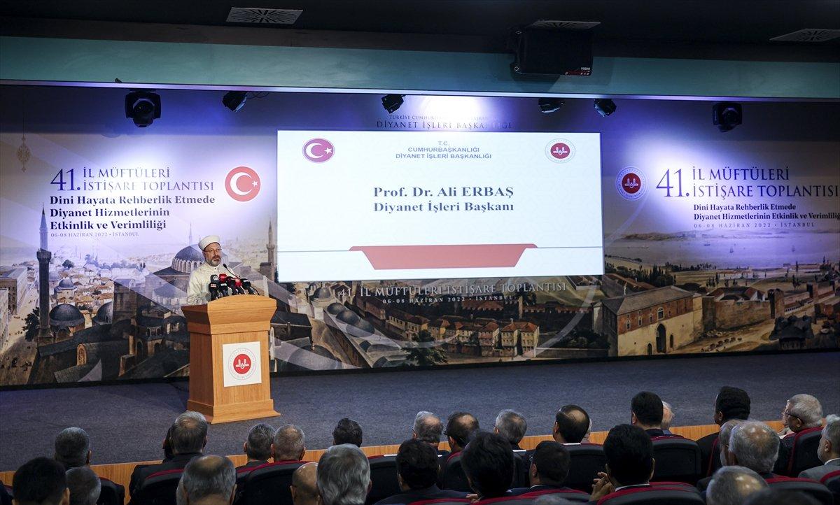 Ali Erbaş'tan müftülere: Bütün yöneticilere rehberlik edeceksiniz