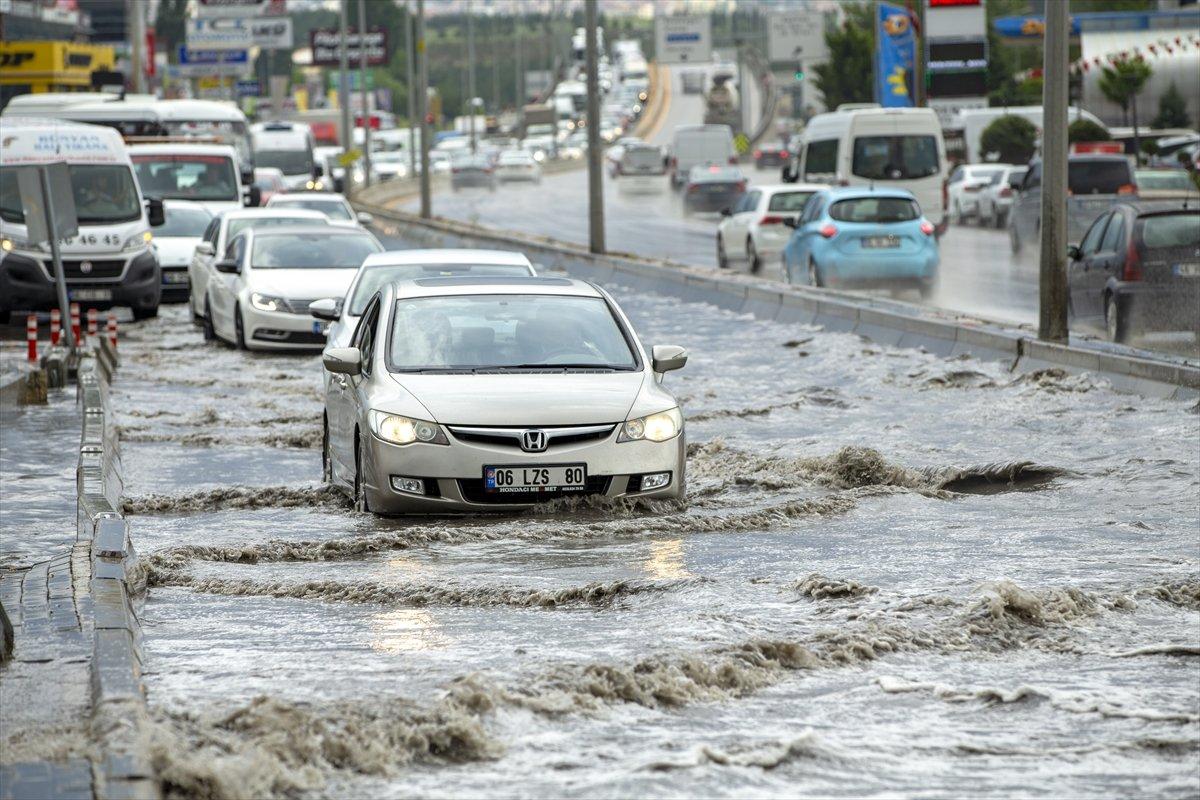 Ankara'da sağanak yağış etkisini gösterdi
