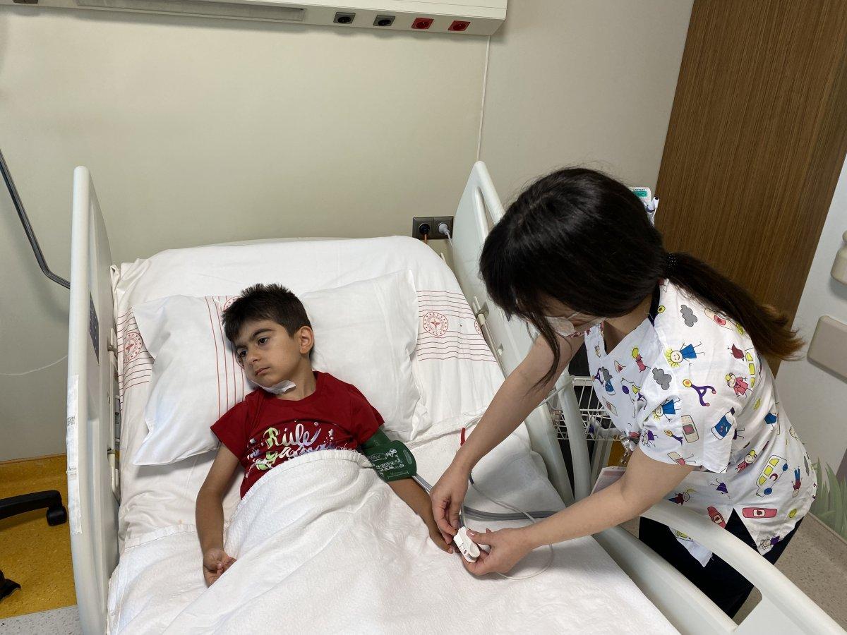 Esenyurt'ta servisin altında kalan çocuğun idrar kanalı koptu