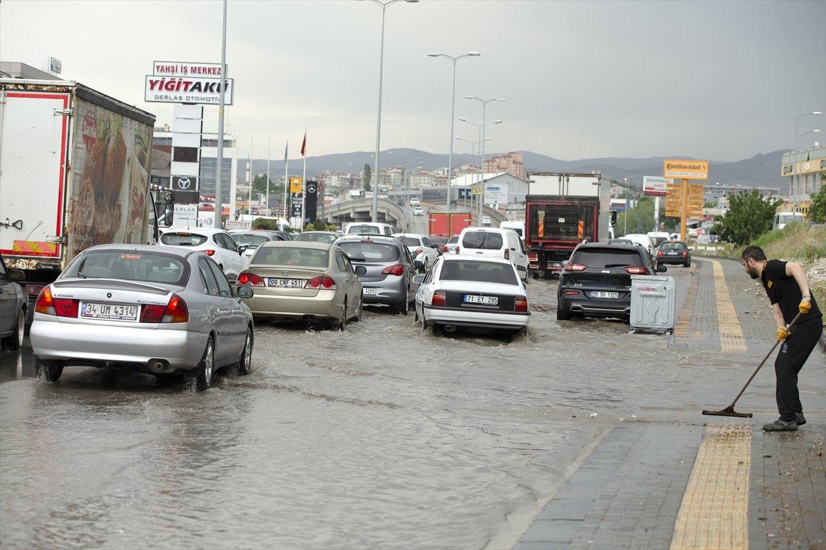 Ankara'da sağanak yağış etkisini gösterdi
