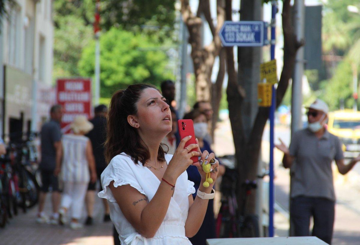 Antalya'da bir kadın, eşyalarını balkondan atıp ateş yaktı