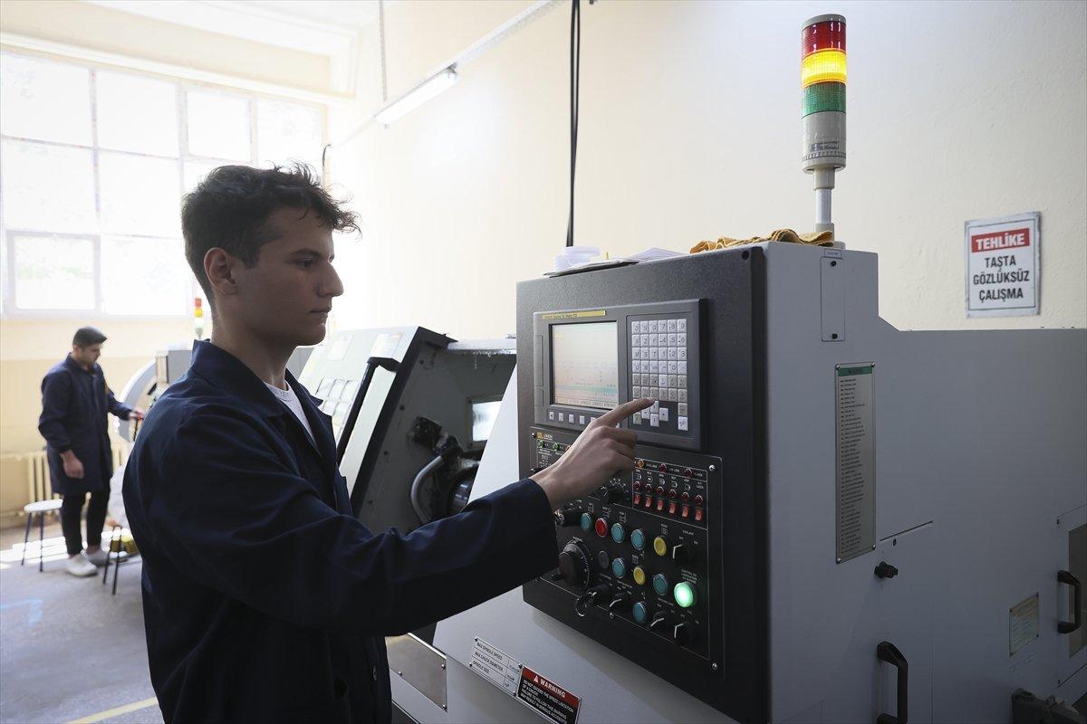 Ankara'da meslek lisesi öğrencileri, Mehmetçik için robot parçası üretiyor