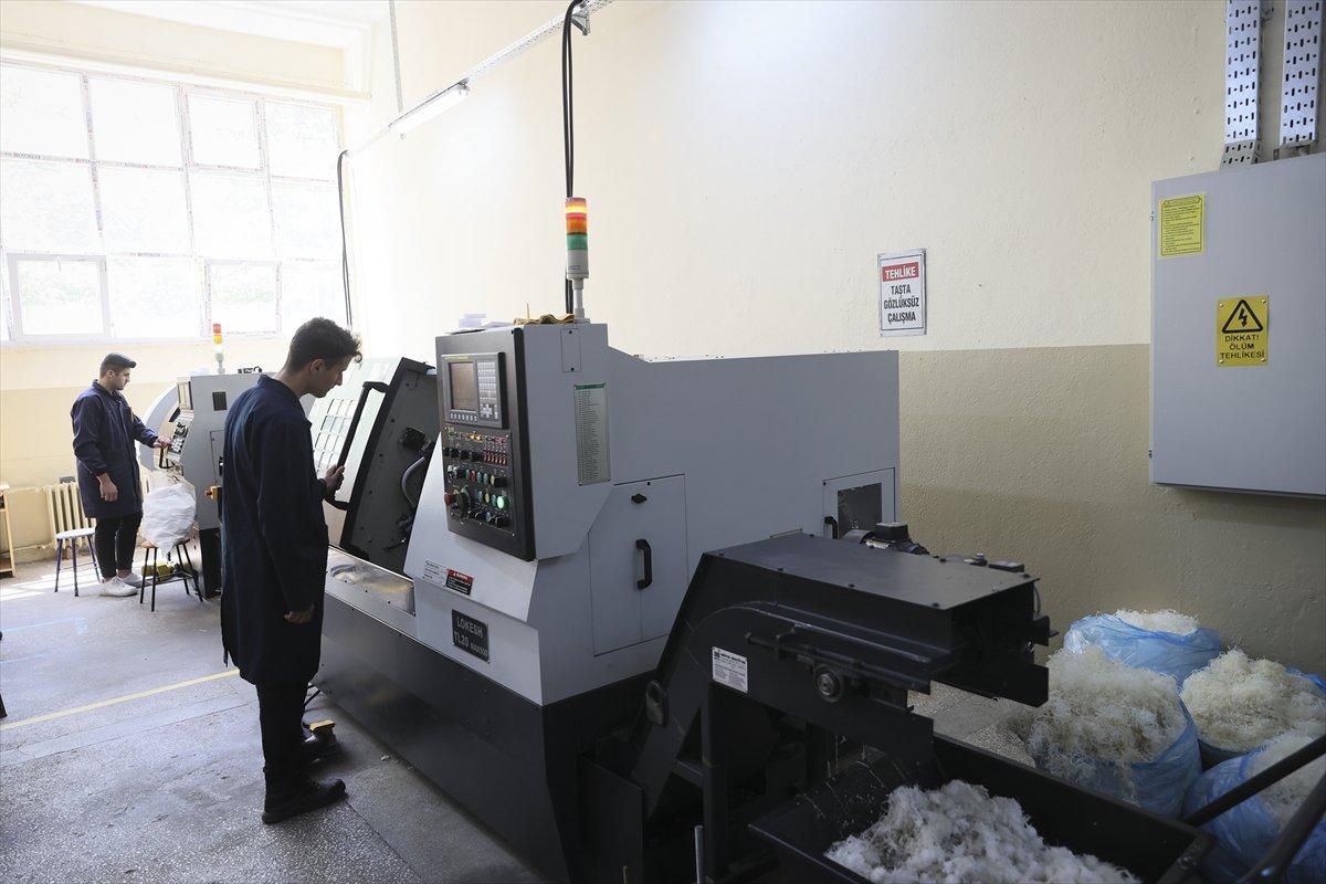 Ankara'da meslek lisesi öğrencileri, Mehmetçik için robot parçası üretiyor