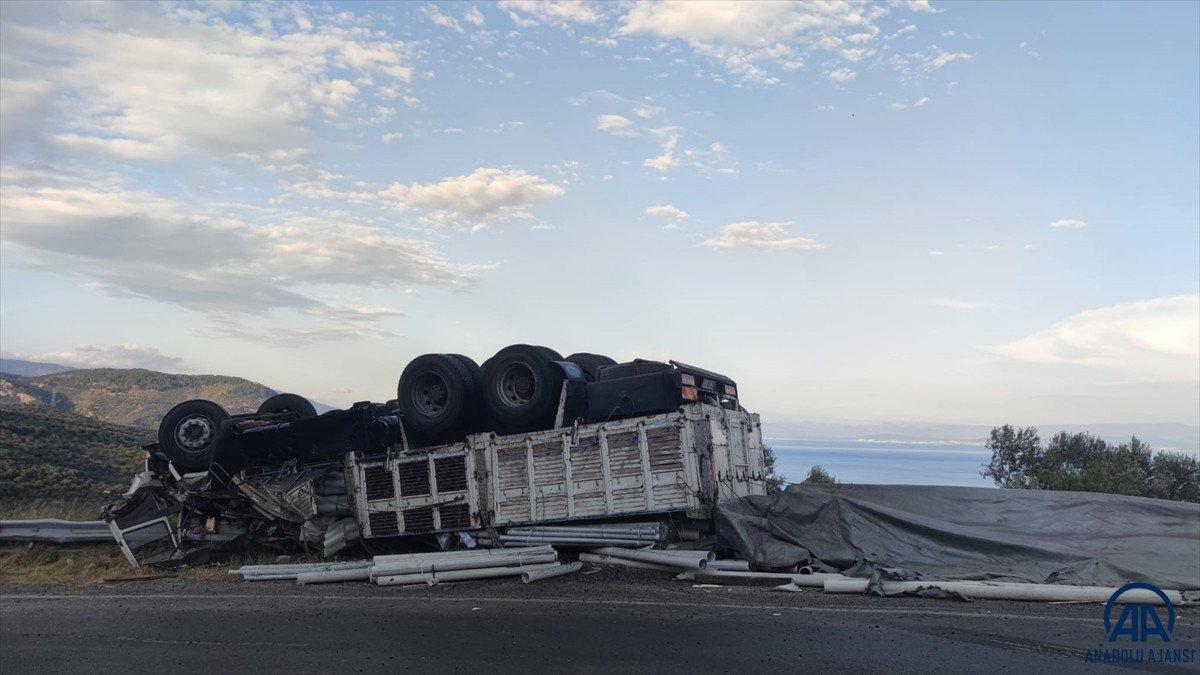 Çanakkale'de şarampole devrilen kamyonun sürücüsü öldü
