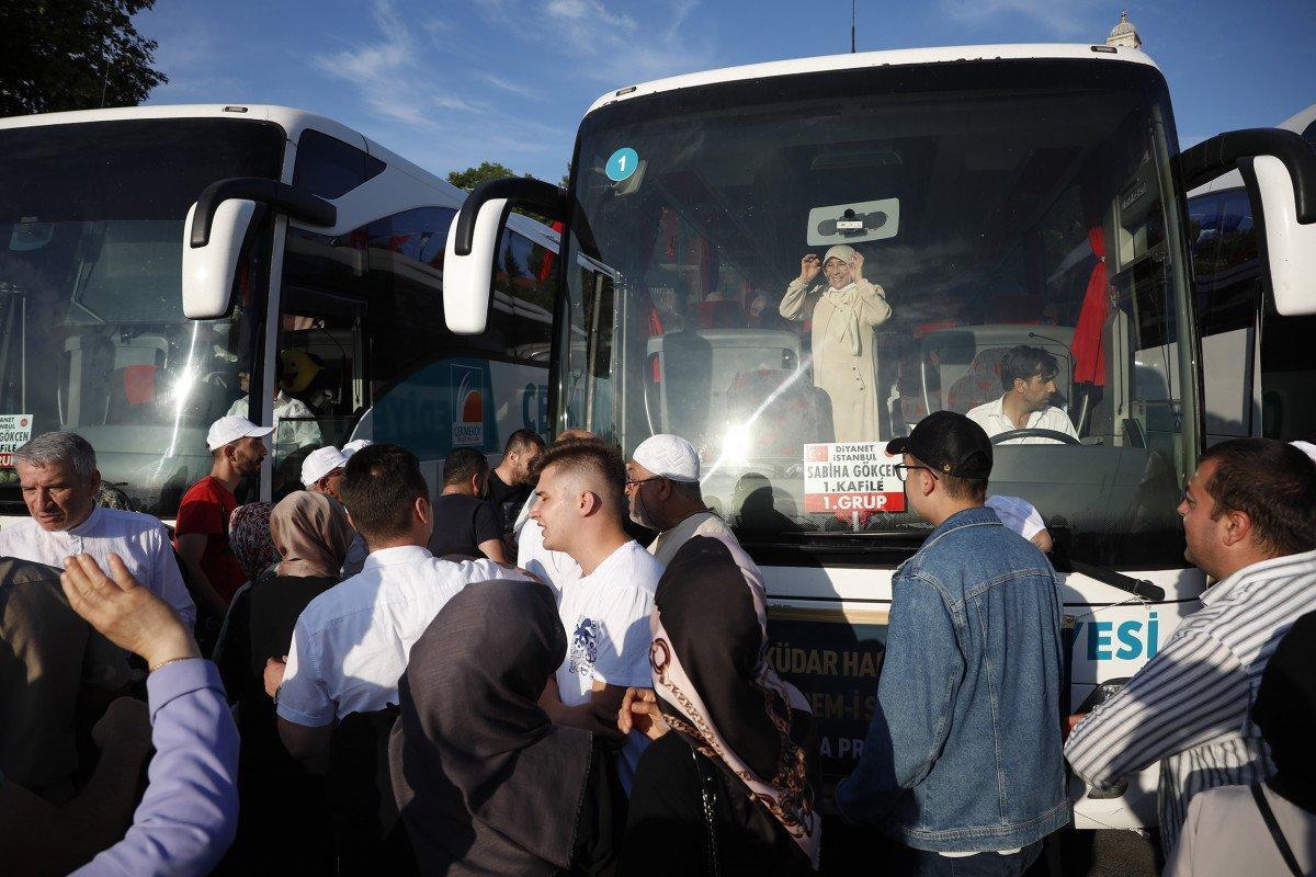 Pandemi sonrası ilk hac kafilesi İstanbul'dan uğurlandı